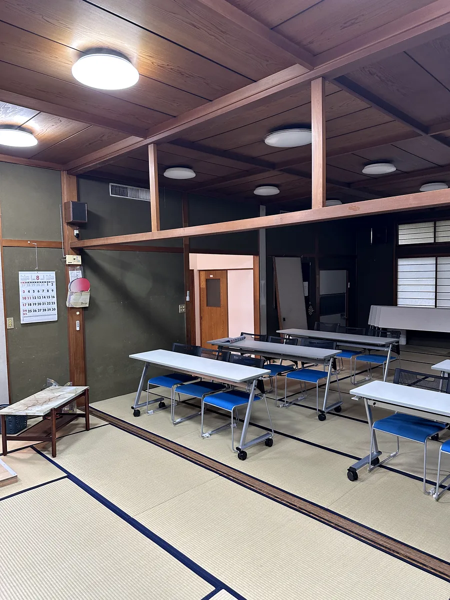 塗装前の和室の広間。濃い色の壁
