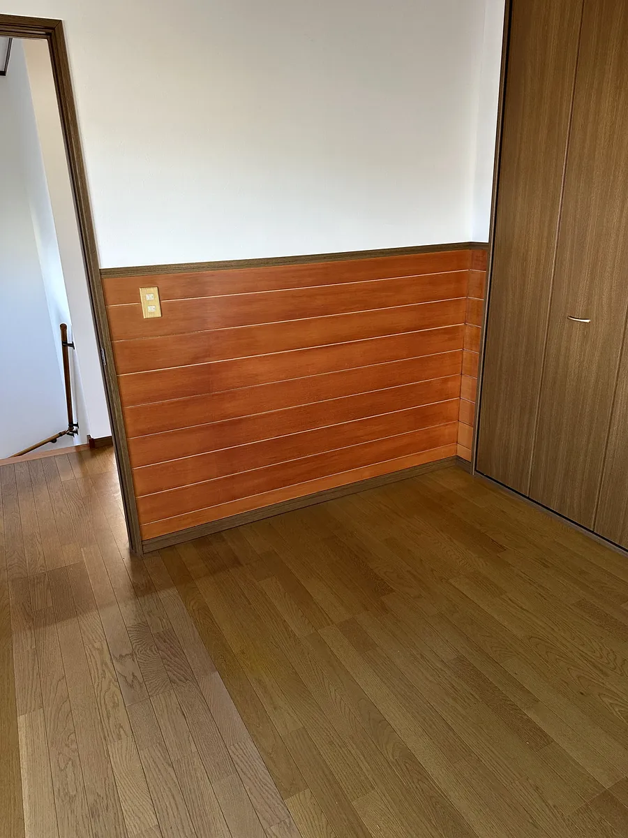 塗り替えた木の腰板と白い壁