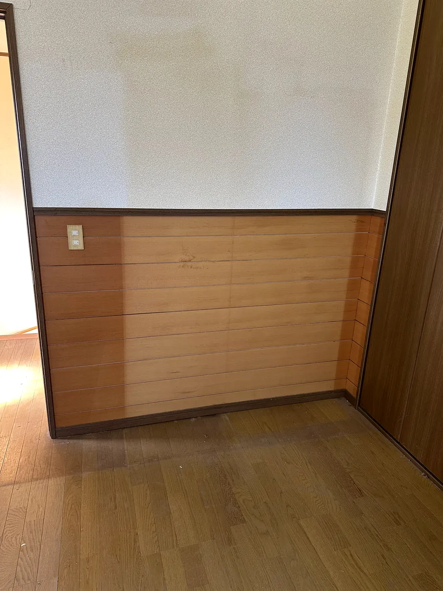 塗装前の木の腰板と壁