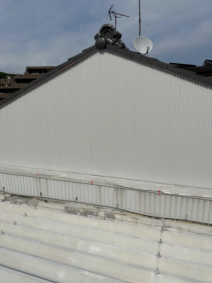 塗装を終えた波板（トタン）の妻壁。鶴田塗装の施工後