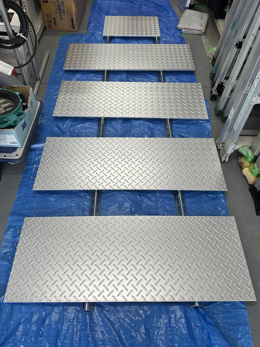シルバーに塗装した縞鋼板（チェッカープレート）の蓋。鶴田塗装の施工後